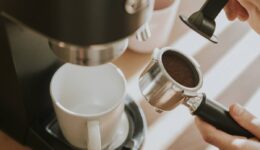 Kahve Makinesinin Kireç ve Kiri Nasıl Temizlenir? Püf Noktaları