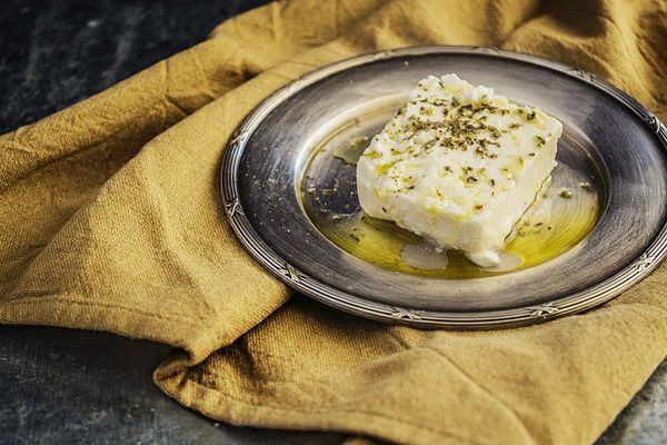 Feta Peyniri Hangi Yemeklerde Kullanılır? Kalorisi, Faydaları ve Zararları