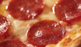 Pepperoni Hangi Tür Yemeklerde Kullanılır? Kalorisi, Faydaları ve Zararları