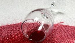 Şarap lekesi koltuktan nasıl çıkar?